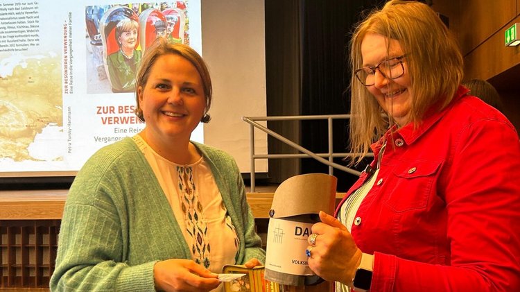 Volksbund-Mitarbeiterin Andrea Berninger-Raabe testet erstmals die digitale Spendendose